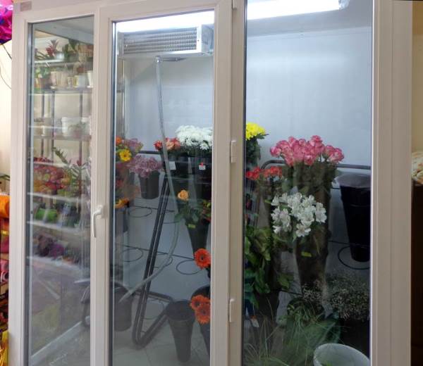 Как создать цветочную витрину-холодильник, которая работает на продажи магазина
